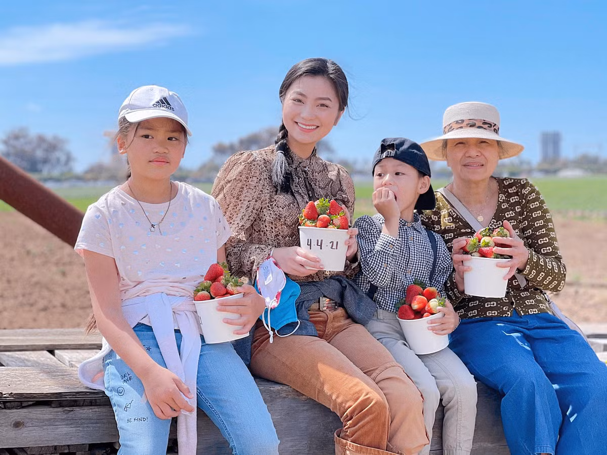 Nữ diễn viên chia sẻ những khoảnh khắc gia đình đầm ấm và hạnh phúc.