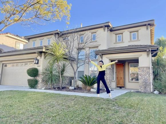 Diệu Hương cùng chồng và hai con qua Mỹ định cư vào cuối năm 2019. Thời điểm đó, cô đang rất thành công sau vai diễn "chị đẹp" San trong phim "Hoa hồng trên ngực trái".