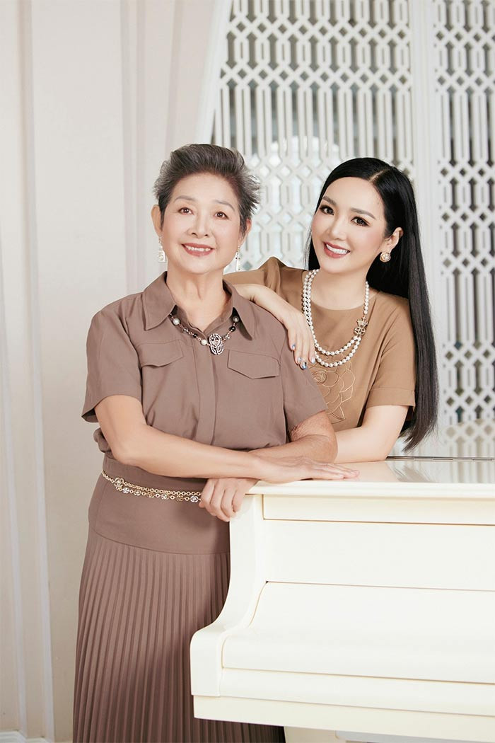 Từ khuôn mặt xinh đẹp cho tới dáng vóc, Giáng My đều thừa hưởng từ mẹ.