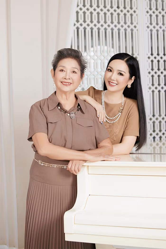 Từ khuôn mặt xinh đẹp cho tới dáng vóc, Giáng My đều thừa hưởng từ mẹ.