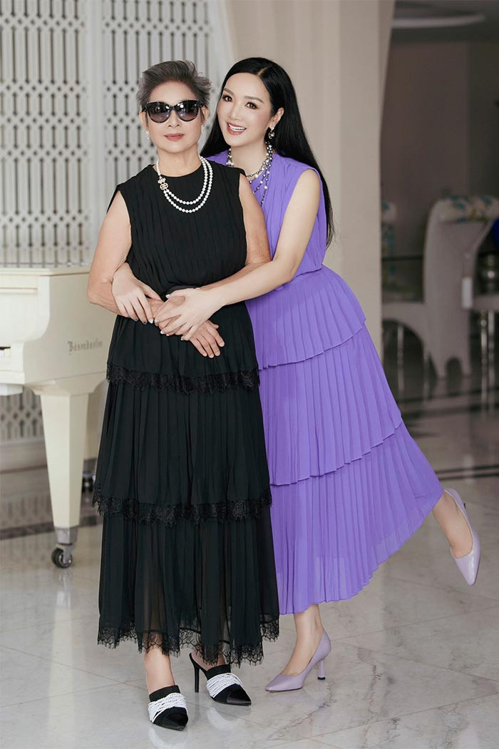 Mặc dù đã lớn tuổi nhưng vóc dáng của bà vẫn gọn gàng, thần thái sang trọng.