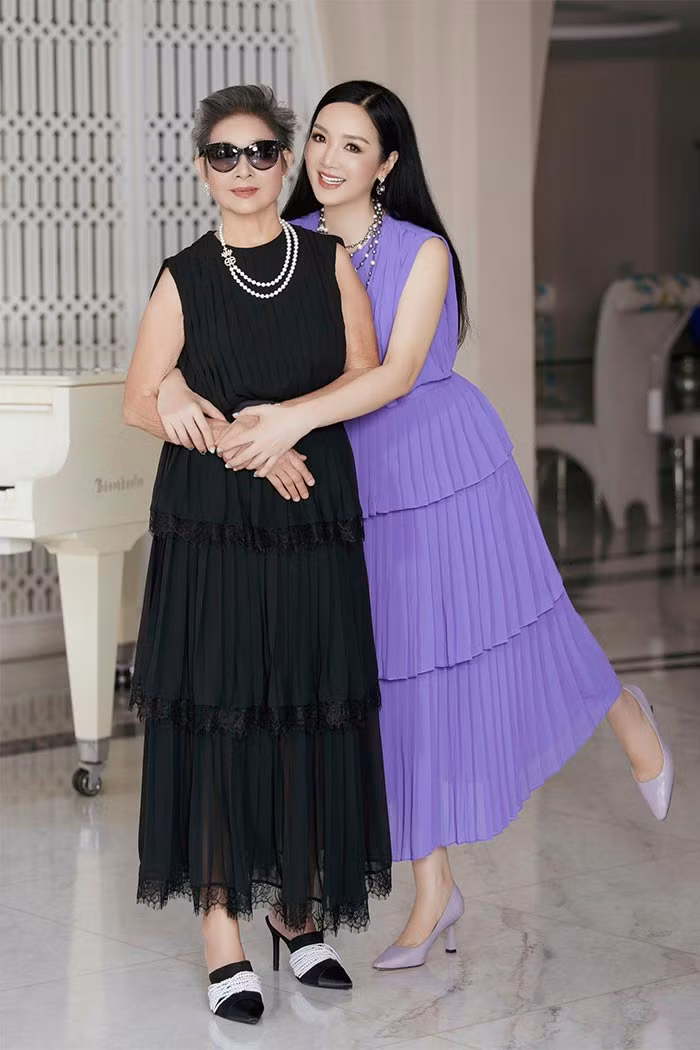 Mặc dù đã lớn tuổi nhưng vóc dáng của bà vẫn gọn gàng, thần thái sang trọng.