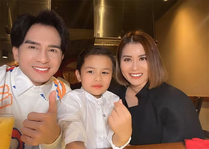 Những dịp đặc biệt như sinh nhật Thiên Từ, giáng sinh, cả ba người vẫn cùng nhau tổ chức tiệc rất đầm ấm, cùng nhau đi chơi vui vẻ.