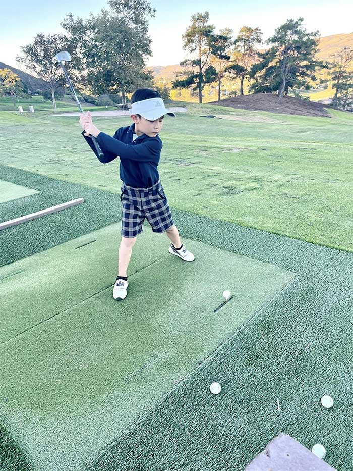 Ngoài đàn, mẹ Thủy Tiên còn cho Thiên Từ học đánh golf.