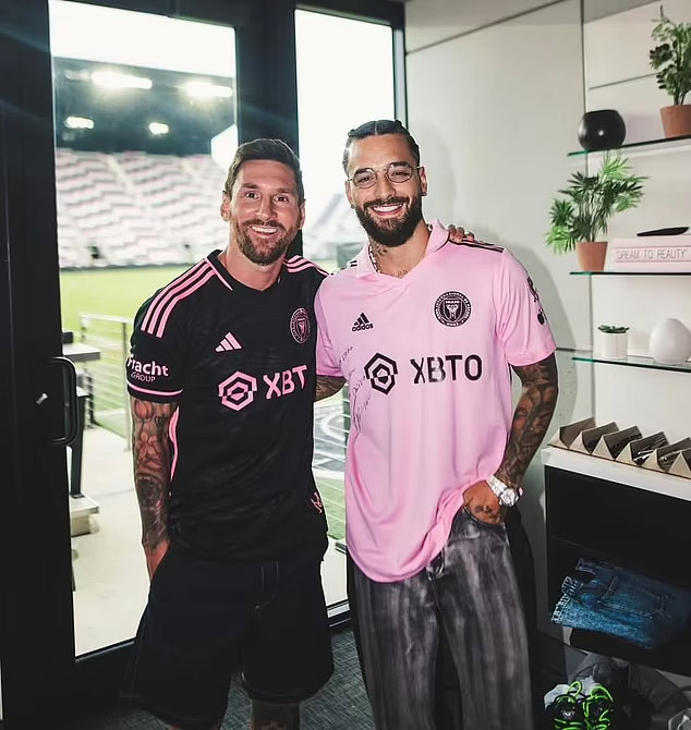 Những ngày qua, Jack gây xôn xao khi tung MV mới "Từ nơi tôi sinh ra" có sự xuất hiện của Messi. Tuy nhiên, thực tế, từ trước tới nay Messi mới chỉ đồng ý góp mặt duy nhất trong MV "Trofeo" của ngôi sao người Colombia - rapper Maluma. (Ảnh: Instagram)