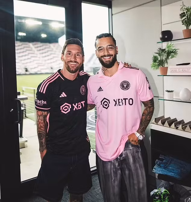 Những ngày qua, Jack gây xôn xao khi tung MV mới "Từ nơi tôi sinh ra" có sự xuất hiện của Messi. Tuy nhiên, thực tế, từ trước tới nay Messi mới chỉ đồng ý góp mặt duy nhất trong MV "Trofeo" của ngôi sao người Colombia - rapper Maluma. (Ảnh: Instagram)