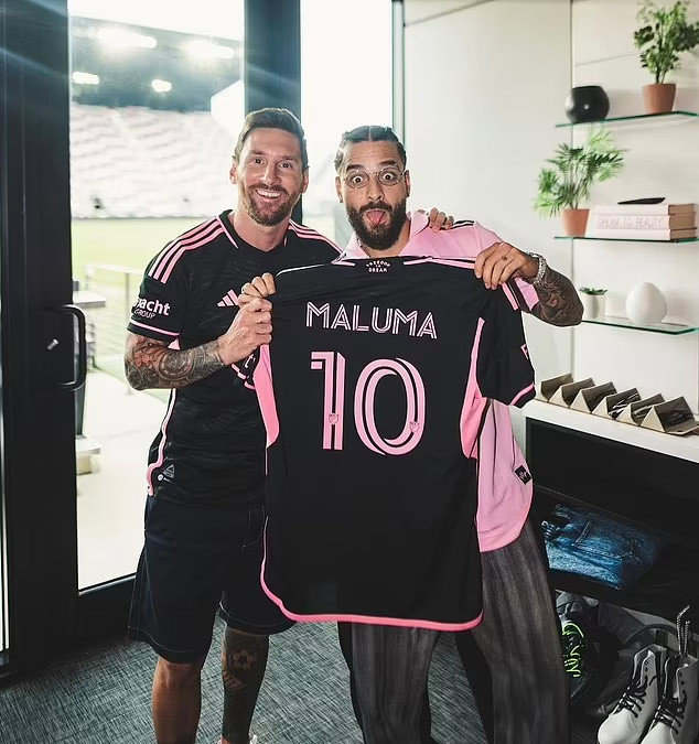 Rapper sinh năm 1994 khoe bức ảnh chụp cùng với Messi, ảnh Messi ký vào áo đấu của Miami và tặng cho Maluma. (Ảnh: Instagram)