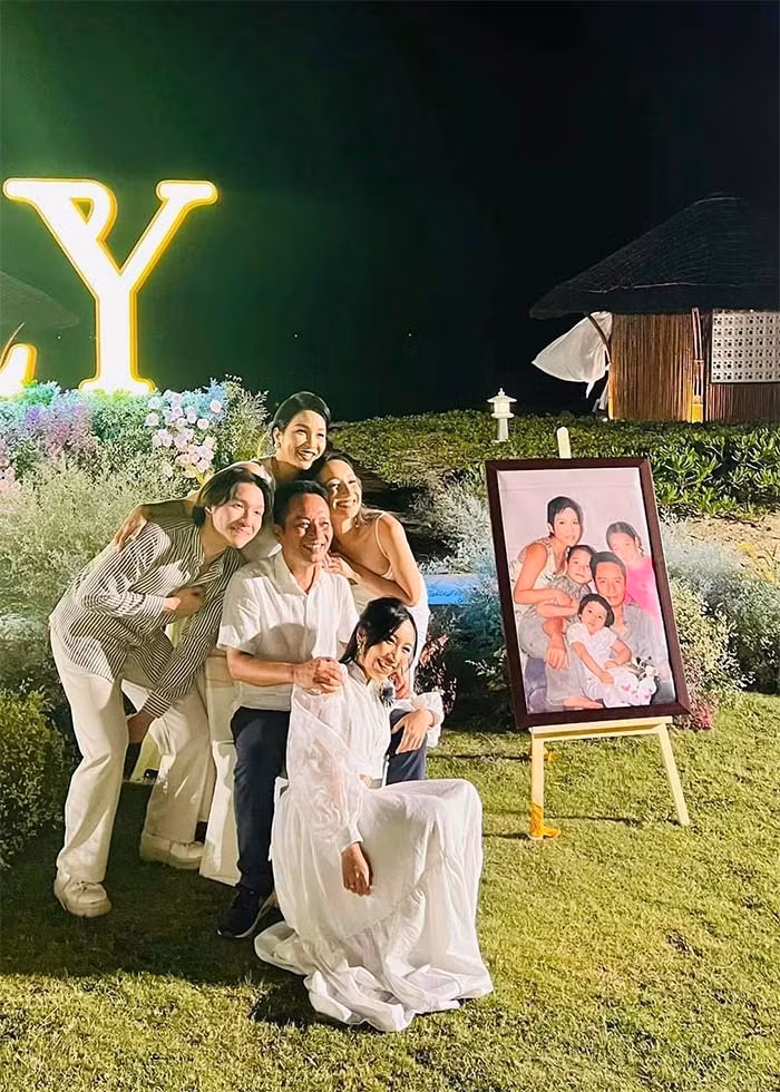 Thời gian gần đây, con trai của ca sĩ Mỹ Linh và nhạc sĩ Anh Quân nuôi tóc dài nên nhìn khuôn mặt anh có phần lạ lẫm. Nhiều người nhận xét để kiểu tóc này Anh Duy trông giống mẹ.