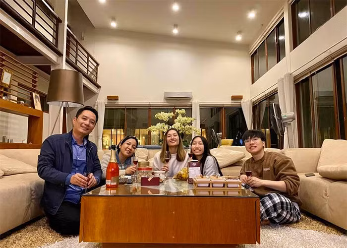 Sinh ra trong gia đình giàu truyền thống nghệ thuật, từ nhỏ, Anh Duy đã bộc lộ năng khiếu âm nhạc, hát và chơi nhạc.