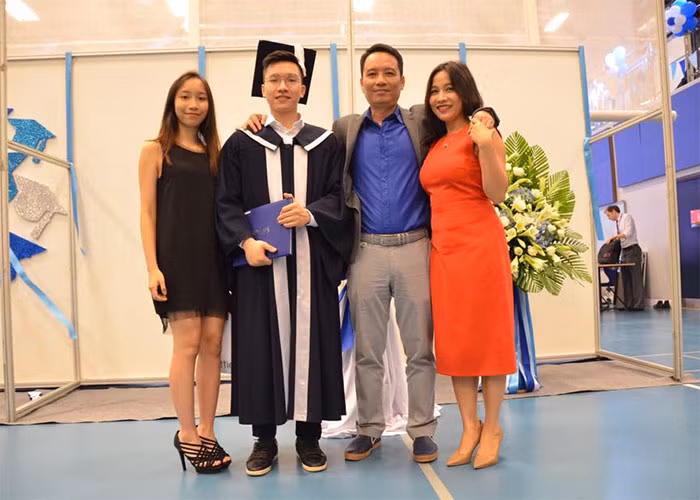 Mỹ Linh chia sẻ, Anh Duy đã hoàn thành 3 năm học tại Đại học Melbourne và sẽ học 4 năm nữa để trở thành bác sĩ.