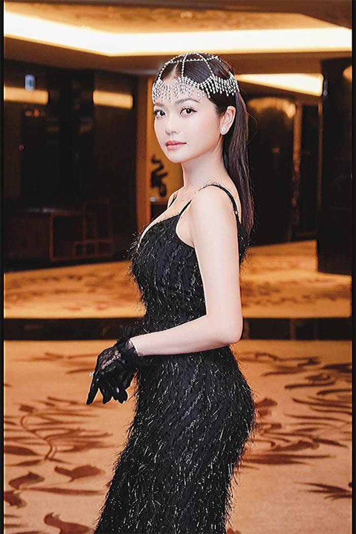 Khác với hình ảnh trên phim, ngoài đời Kiều Anh vừa quyến rũ vừa sang chảnh.