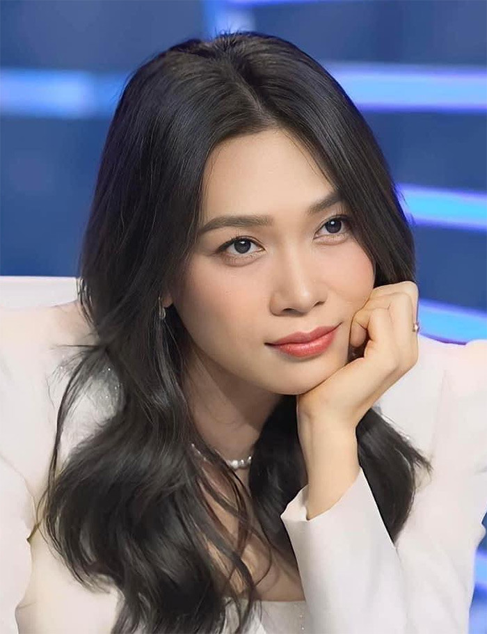 Mái tóc đen dài, hơi có lọn xoăn, khuôn mặt thanh tú, Mỹ Tâm nổi bật trên vị trí giám khảo "Vietnam Idol 2023".