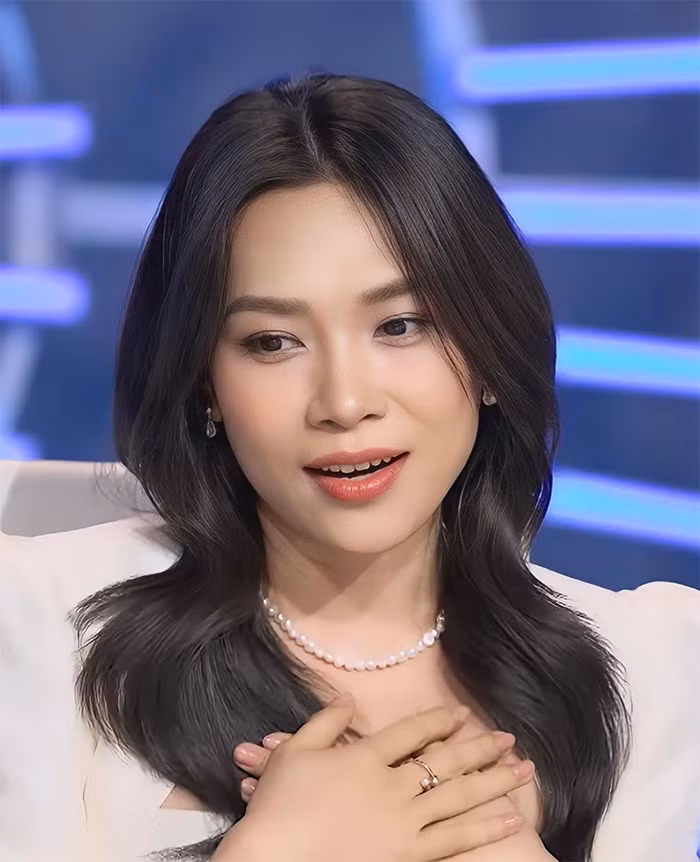 Với loạt ảnh mới đăng trên trang cá nhân của Mỹ Tâm, nữ ca sĩ "Tóc nâu môi trầm" được khen là xinh đẹp như nữ diễn viên nổi tiếng Hàn Quốc Song Hye Kyo.