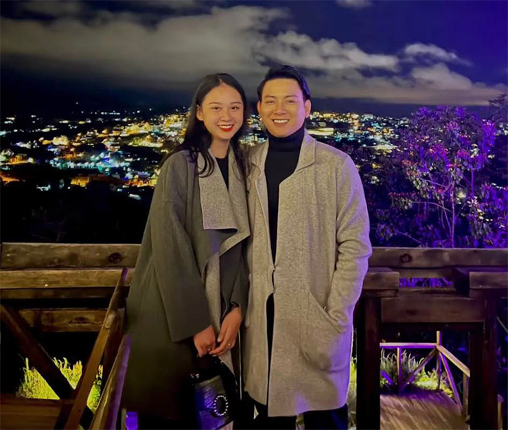 Đầu năm, trong bức ảnh chụp cùng bạn gái Mỹ Kim tại Đà Lạt, Hoài Lâm được khen "lột xác" như nam thần.