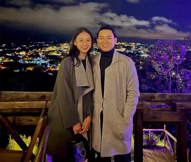 Đầu năm, trong bức ảnh chụp cùng bạn gái Mỹ Kim tại Đà Lạt, Hoài Lâm được khen "lột xác" như nam thần.