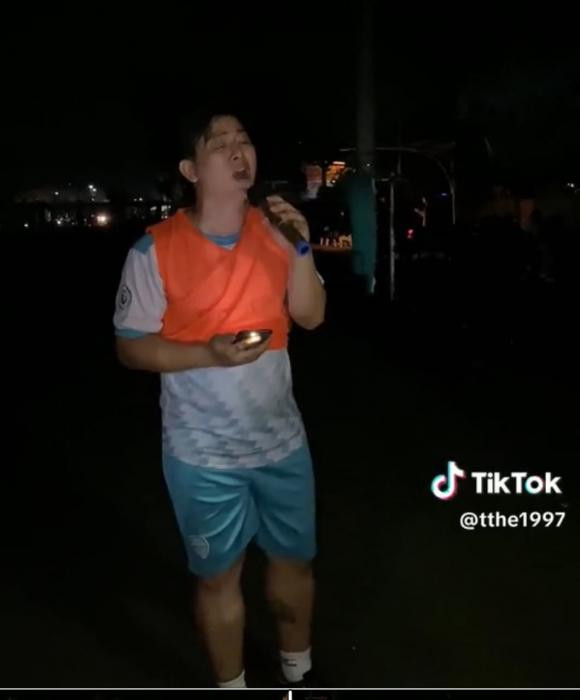 Thời gian qua, anh cố gắng luyện tập để lấy lại vóc dáng nhưng chưa thoát cảnh "mập ú". Ảnh: TikTok.