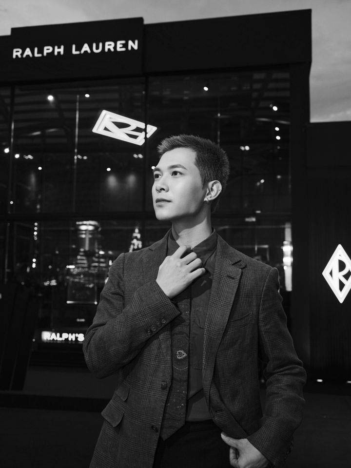 Anh Tú tên thật là Bùi Anh Tú, sinh năm 1993 là nam diễn viên, ca sĩ triển vọng của showbiz Việt. Anh Tú từng tham gia phim: "Hà Nội, em yêu anh", "4 năm, 2 chàng, 1 tình yêu", series "Thập Tam Muội", "Cua lại vợ bầu",.... Với âm nhạc, anh được mọi người nhắc tới khi cover "Anh ơi ở lại" và ca khúc "Nếu không là mãi mãi".