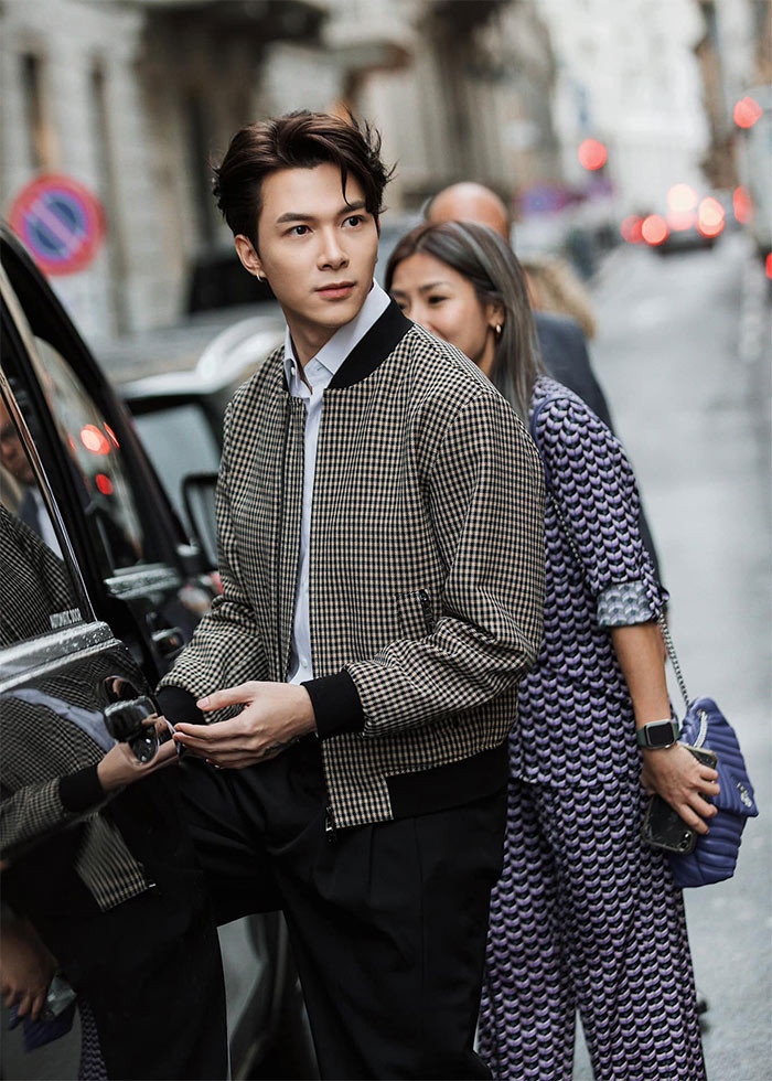 Vóc dáng và khuôn mặt của Anh Tú đều đẹp nên anh mặc đồ gì cũng nổi bật.