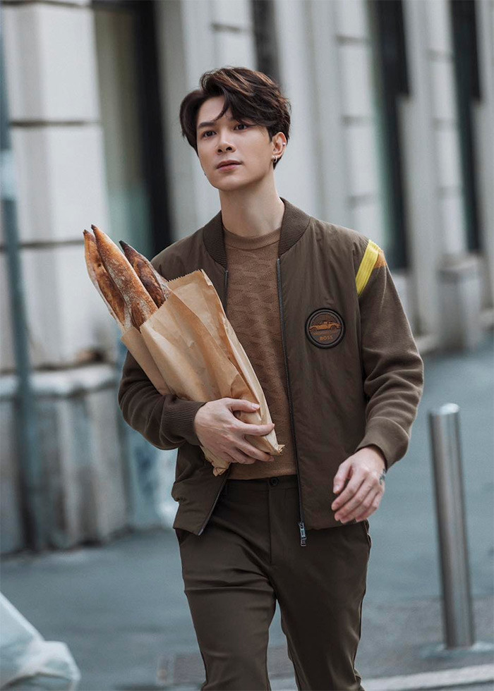 Cũng chính nhờ vẻ ngoài sáng láng mà Anh Tú rất đắt show làm mẫu ảnh.