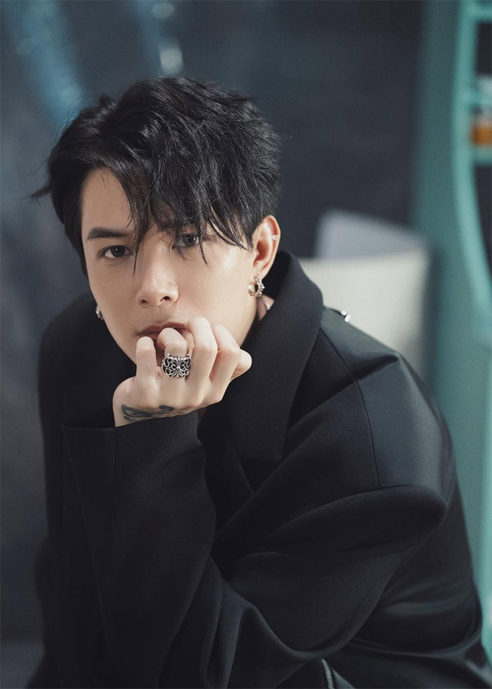 Trên trang cá nhân, Anh Tú được fan hết lời khen đẹp trai.