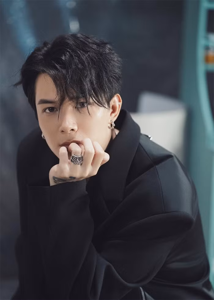 Trên trang cá nhân, Anh Tú được fan hết lời khen đẹp trai.