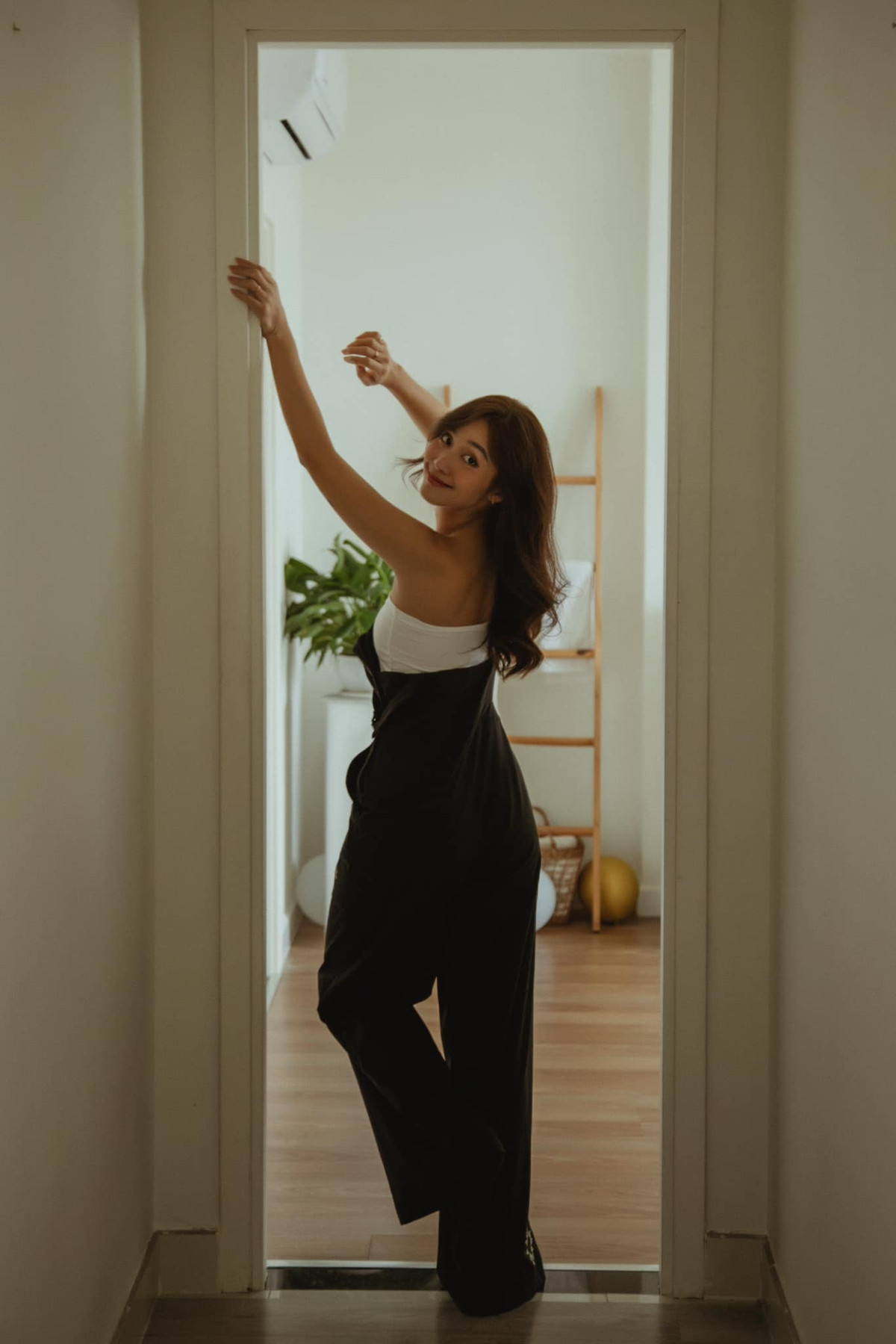 Cô cũng ghi điểm với phong cách thời trang đơn giản, nhẹ nhàng, nhưng vẫn toát lên vẻ trẻ trung và quyến rũ.