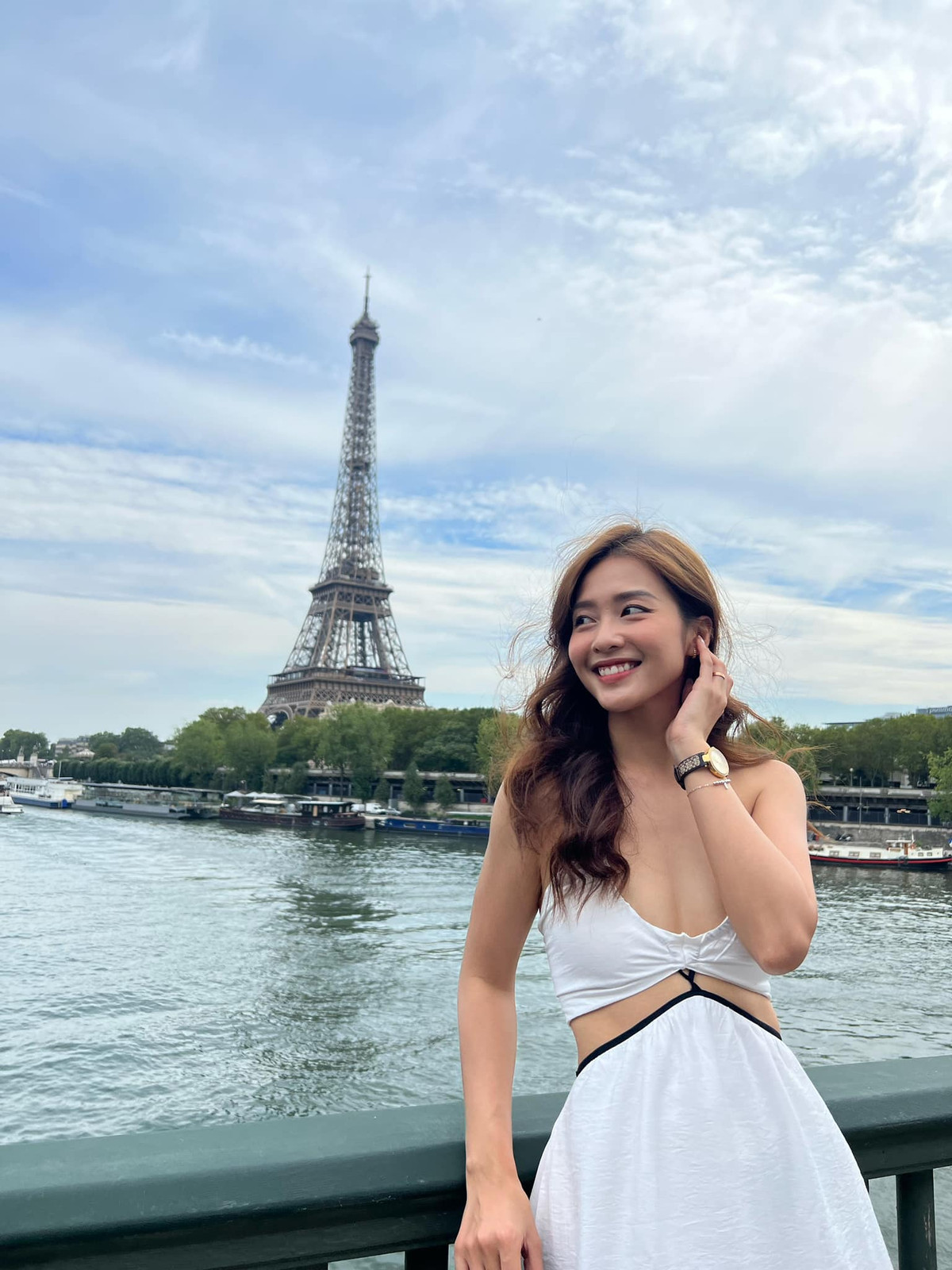 Sở hữu vòng một khiêm tốn, thậm chí từng bị chê "ngực lép", Khả Ngân ngày càng chứng minh vẻ đẹp gợi cảm và thần thái bất chấp những lời khen chê.