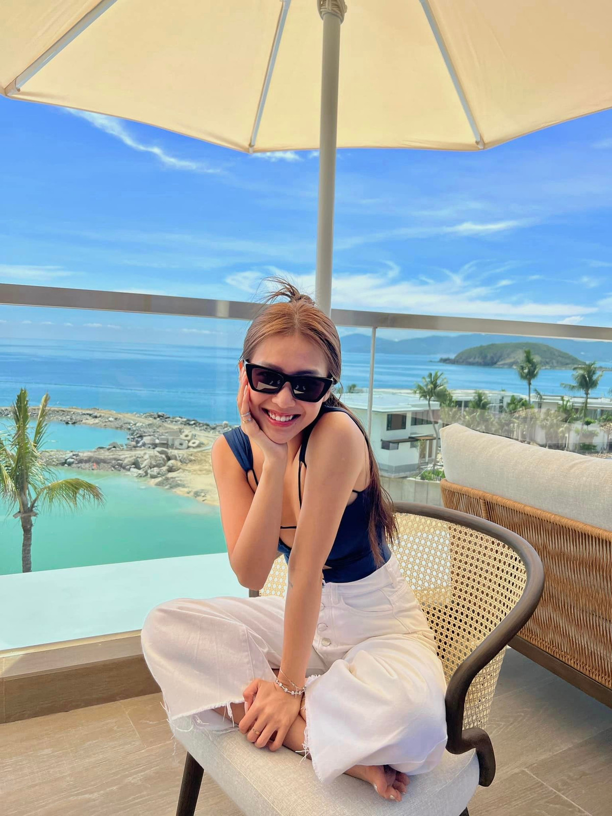 Thiết kế cắt xẻ táo bạo, ôm sát kết hợp với quần jeans trắng tạo cho Khả Ngân sự trẻ trung, năng động.