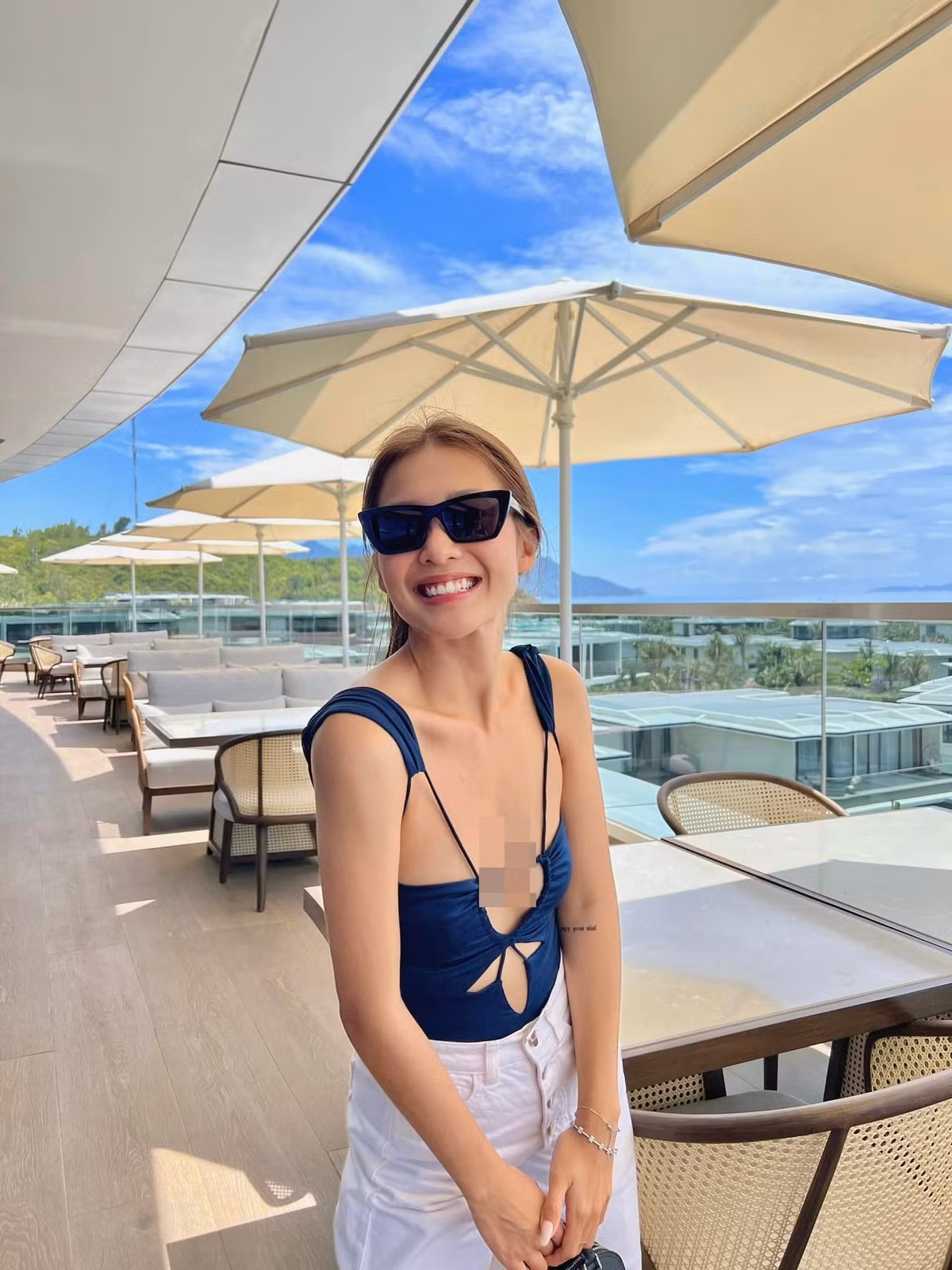 Nàng dâu út phim "Gia đình mình vui bất thình lình" thu hút bởi vẻ ngoài tươi tắn cùng phong cách ăn mặc gợi cảm.