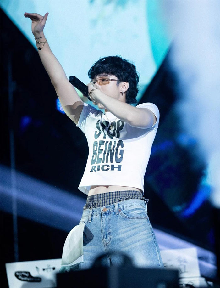 Tối 28/8, Sơn Tùng M-TP gây chú ý khi trình diễn trong một đêm nhạc tại Cần Thơ bởi style quần tụt rất khiêu khích.