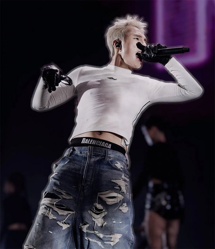 Nam ca sĩ mặc áo bó sát kết hợp quần jeans tụt để lộ chiếc quần lót kẻ ca-rô bên trong. Phong cách thời trang này của giọng ca "Chúng ta không thuộc về nhau" gây rất nhiều tranh cãi. Không chỉ Sơn Tùng, nhiều sao Việt diện mốt quần tụt.