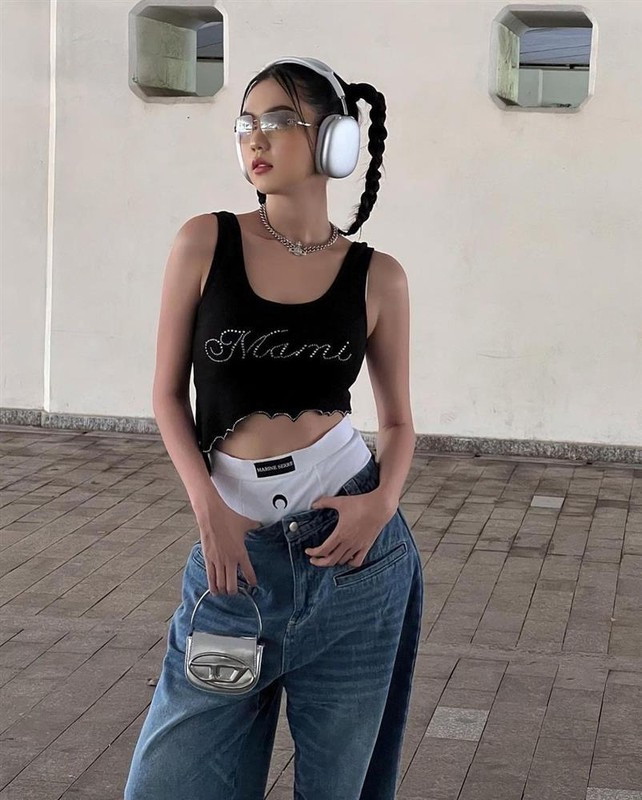 Ngọc Trinh vừa trẻ trung vừa gợi cảm với áo crop top cùng quần jeans tụt khoe nội y. (Ảnh: Instagram)