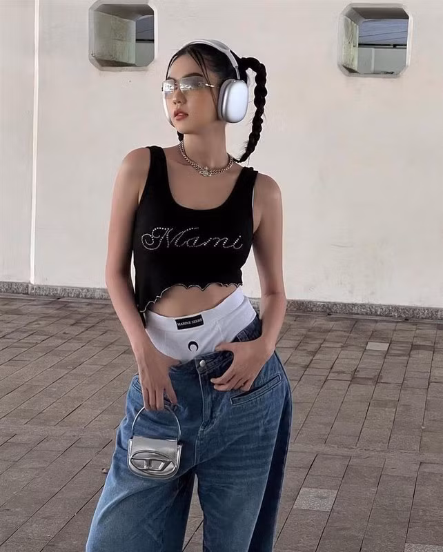 Ngọc Trinh vừa trẻ trung vừa gợi cảm với áo crop top cùng quần jeans tụt khoe nội y. (Ảnh: Instagram)