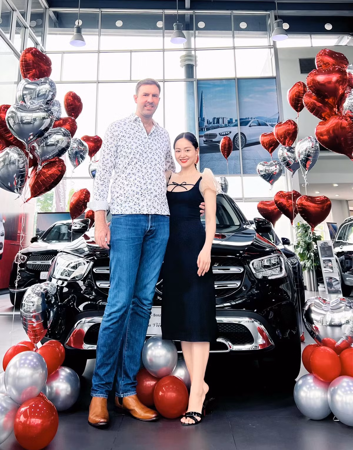 Dù đã "hack" dáng bằng đôi giày cao gót cao 7cm hay nhón chân khi chụp ảnh nhưng Lan Phương vẫn chỉ đọ được đến vai của chồng khiến cô không ít lần lâm vào cảnh "dở khóc dở cười" vì bị "dìm hàng".