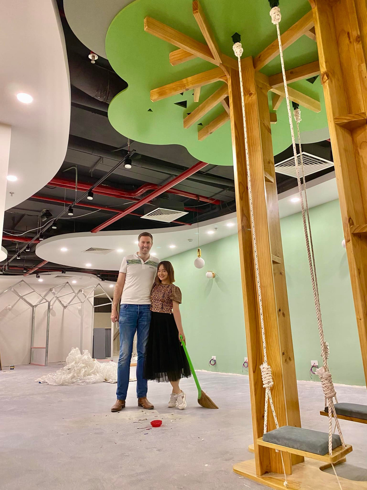 Dù bị "dìm hàng" nhưng mỹ nhân của "vũ trụ phim VTV" vẫn thoải mái chia sẻ khoảnh khắc tình tứ, lãng mạn bên ông xã. Khoảnh khắc chồng Tây cúi gập người hay Lan Phương phải kiễng lên để thể hiện tình cảm bỗng trở nên ngọt ngào quá đỗi.