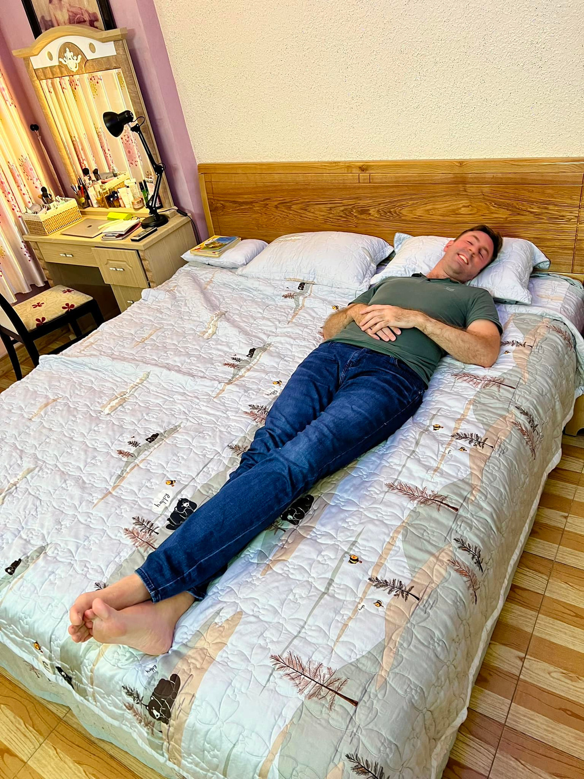 Lan Phương từng chia sẻ những bất tiện chồng gặp phải vì sở hữu chiều cao quá cỡ: "Với chiều cao 204cm, cả đời anh ý luôn ngủ trên giường với tình trạng đôi bàn chân chơi vơi trong không khí bởi chiếc giường tiêu chuẩn nào cũng chỉ dài 2m. Mẹ vợ thấy thế, thương quá nên đi đóng ngay chiếc giường dài 220cm. Thế là hôm nay, lần đầu tiên trong đời, anh ý sẽ được ngủ khi cả đôi chân được nâng đỡ êm ái cả đêm. Dù xoay người thế nào, chân nhất định vẫn sẽ nằm trên giường".