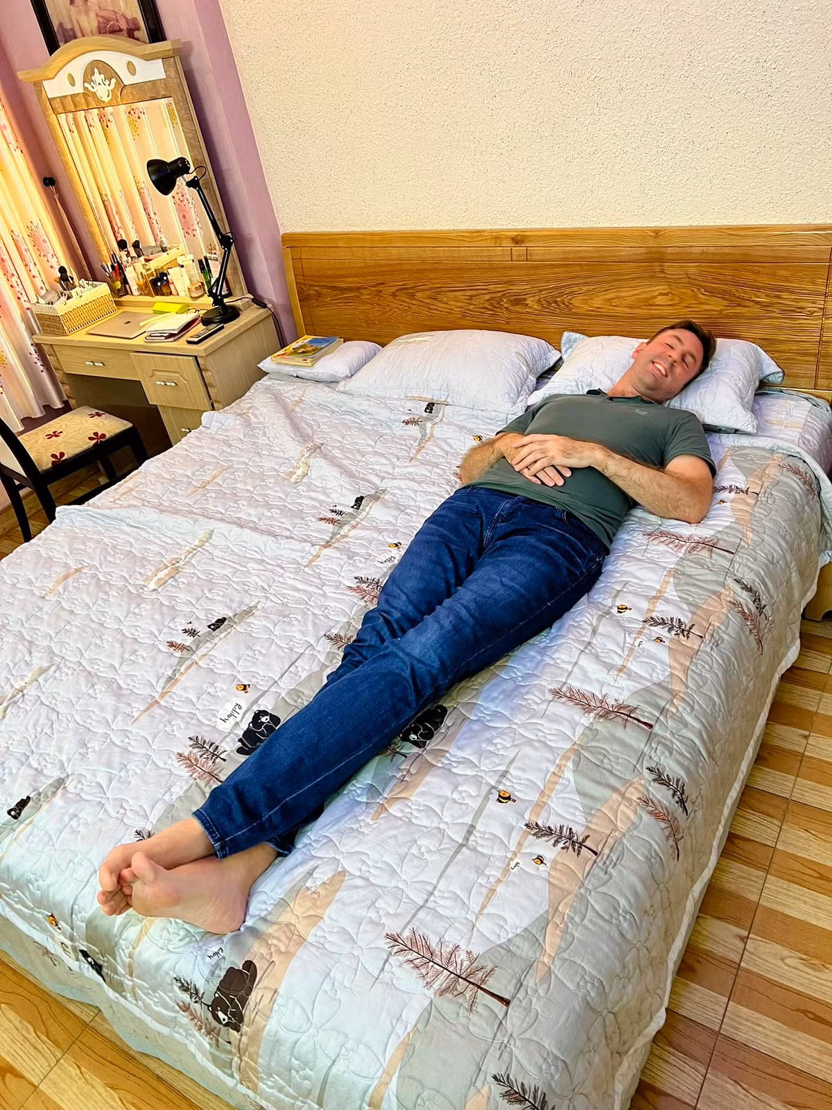 Lan Phương từng chia sẻ những bất tiện chồng gặp phải vì sở hữu chiều cao quá cỡ: "Với chiều cao 204cm, cả đời anh ý luôn ngủ trên giường với tình trạng đôi bàn chân chơi vơi trong không khí bởi chiếc giường tiêu chuẩn nào cũng chỉ dài 2m. Mẹ vợ thấy thế, thương quá nên đi đóng ngay chiếc giường dài 220cm. Thế là hôm nay, lần đầu tiên trong đời, anh ý sẽ được ngủ khi cả đôi chân được nâng đỡ êm ái cả đêm. Dù xoay người thế nào, chân nhất định vẫn sẽ nằm trên giường".