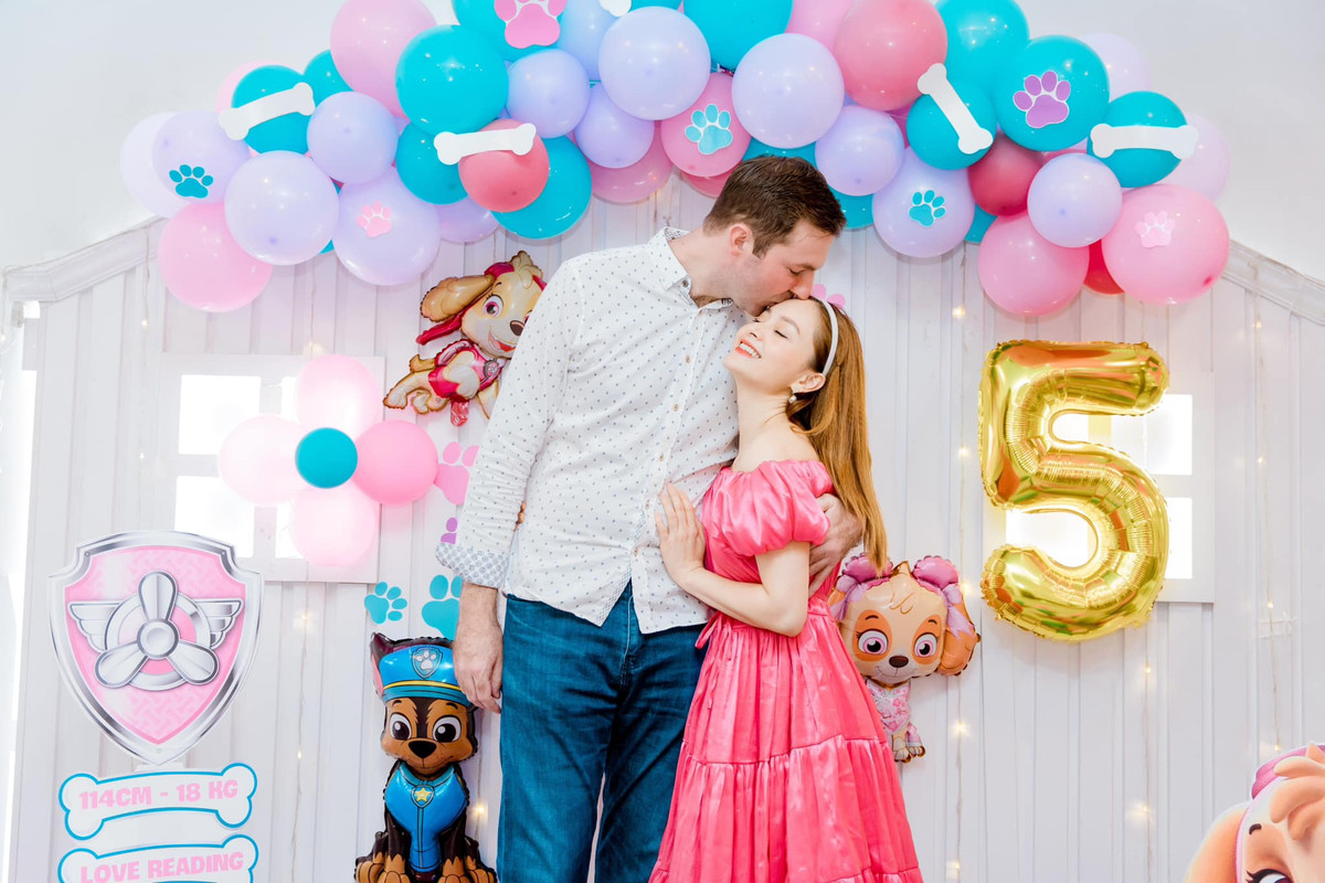 Nữ diễn viên "Gia đình mình vui bất thình lình" sở hữu chiều cao khoảng 1m6 trong khi chồng Tây của cô cao hơn 2m.