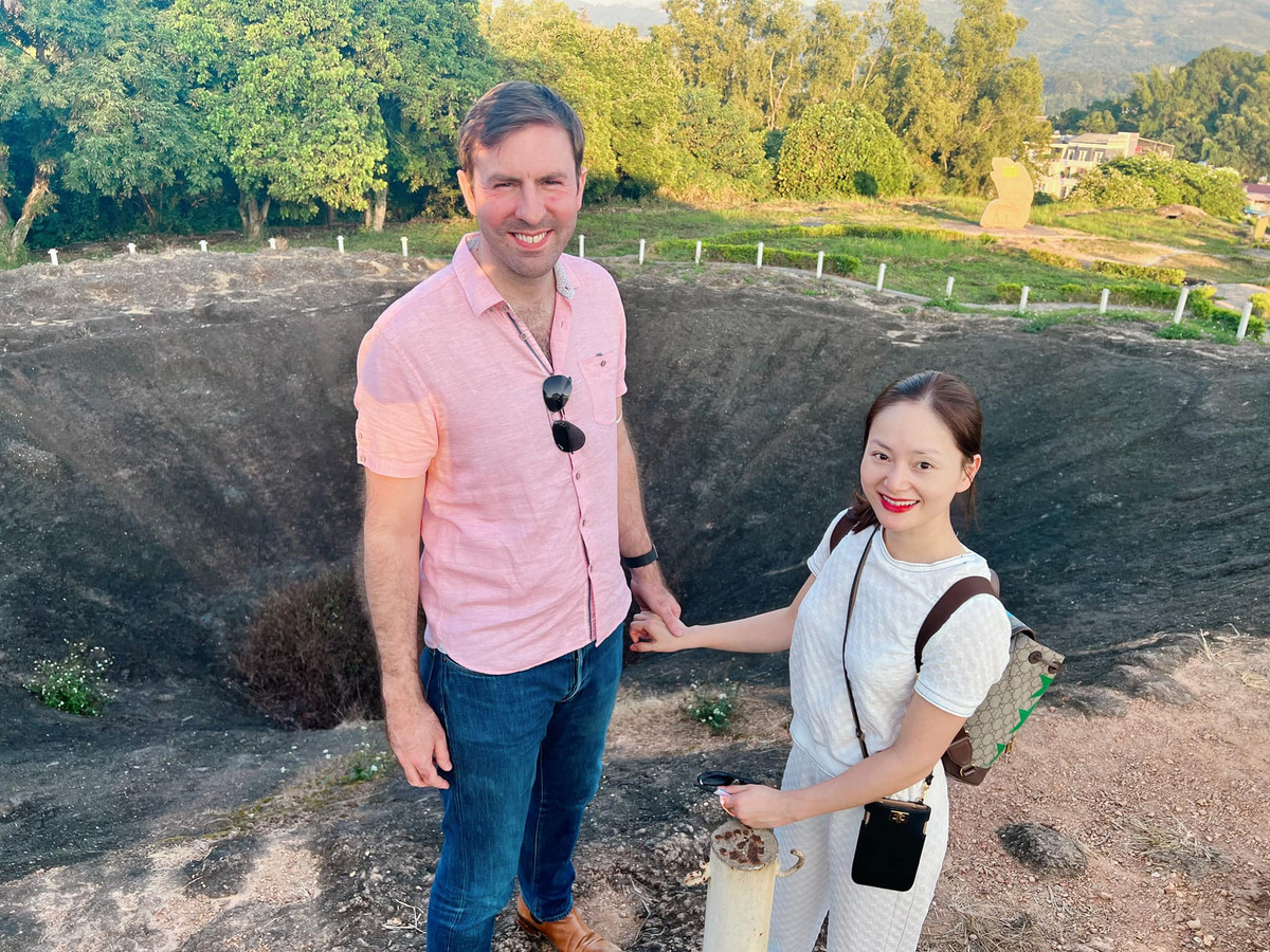 Sự chênh lệch chiều cao khiến cả hai trông khác biệt như "người khổng lồ" và "người tí hon".