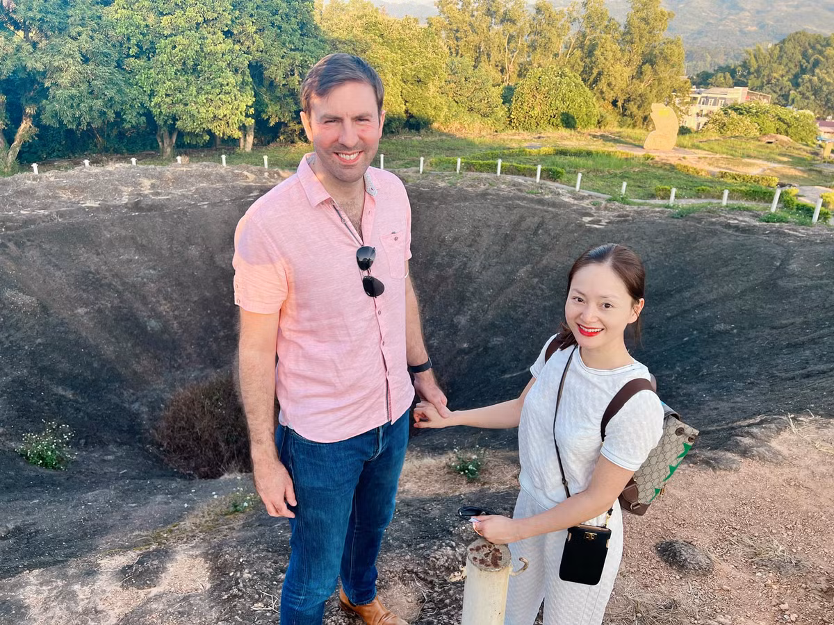 Sự chênh lệch chiều cao khiến cả hai trông khác biệt như "người khổng lồ" và "người tí hon".