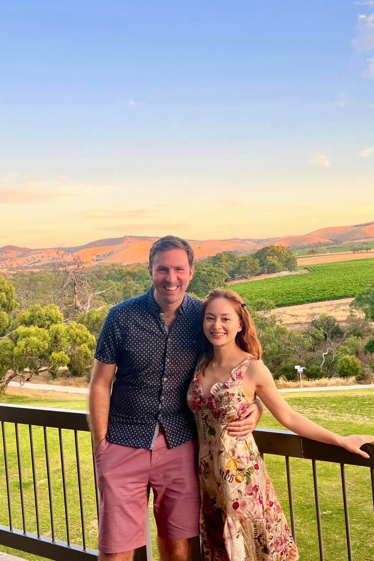 Thân hình cao lớn cùng đôi chân dài khủng khiến chồng Tây như "nuốt chửng" nữ diễn viên trong mỗi khung hình.