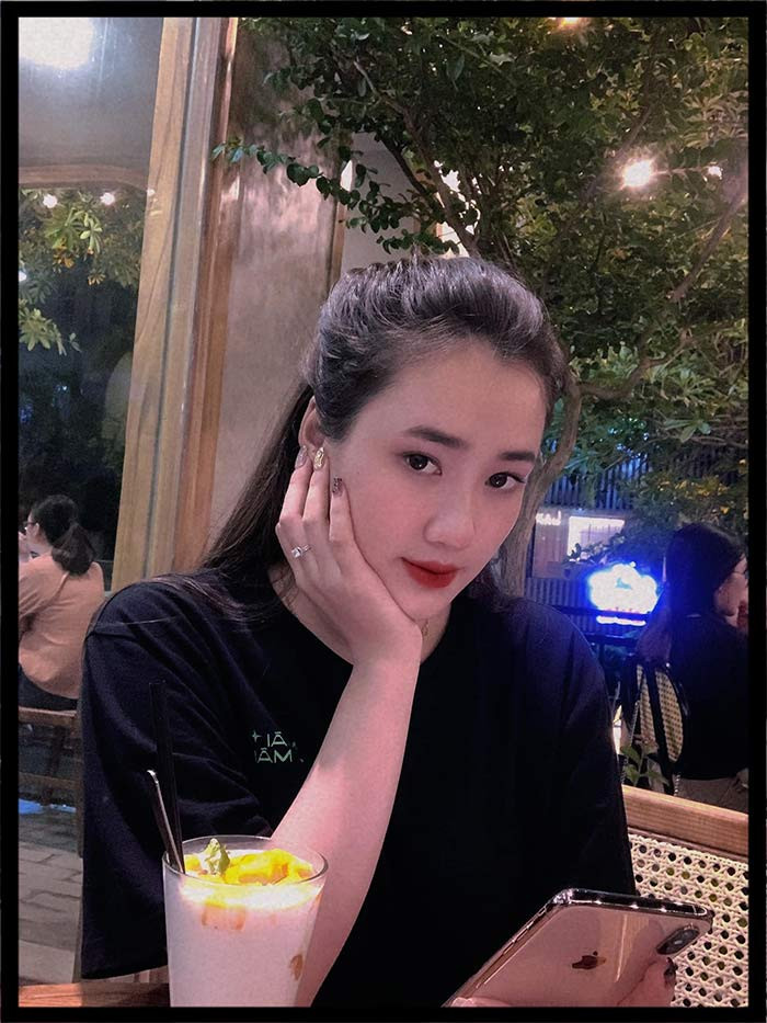 Khi đi chơi, cà phê với bạn bè, Phương Anh rất giản dị.