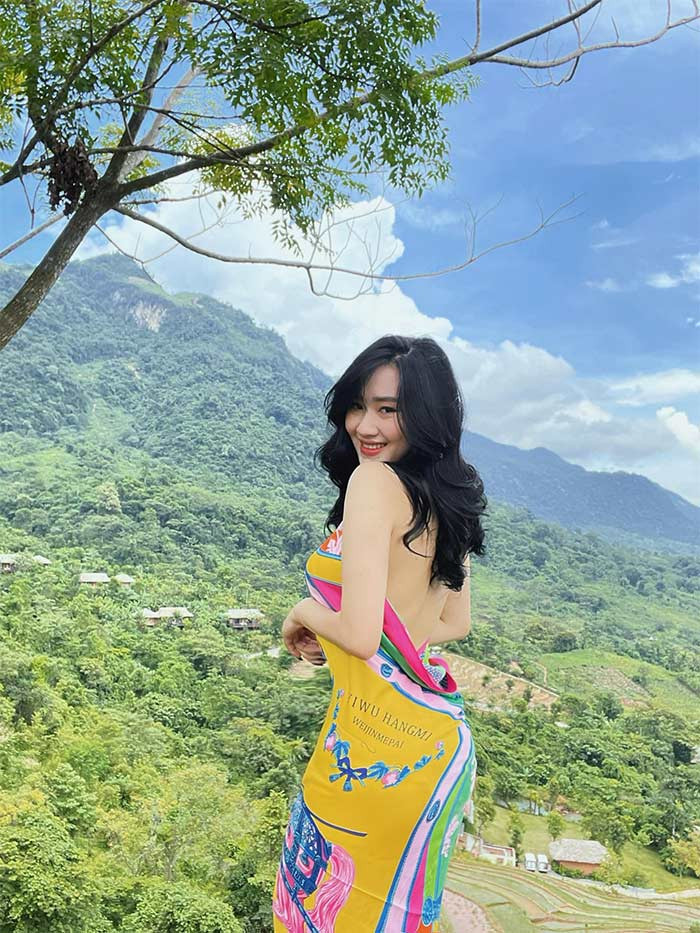 Nữ diễn viên chuộng phong cách gợi cảm, khoe thân hình quyến rũ.