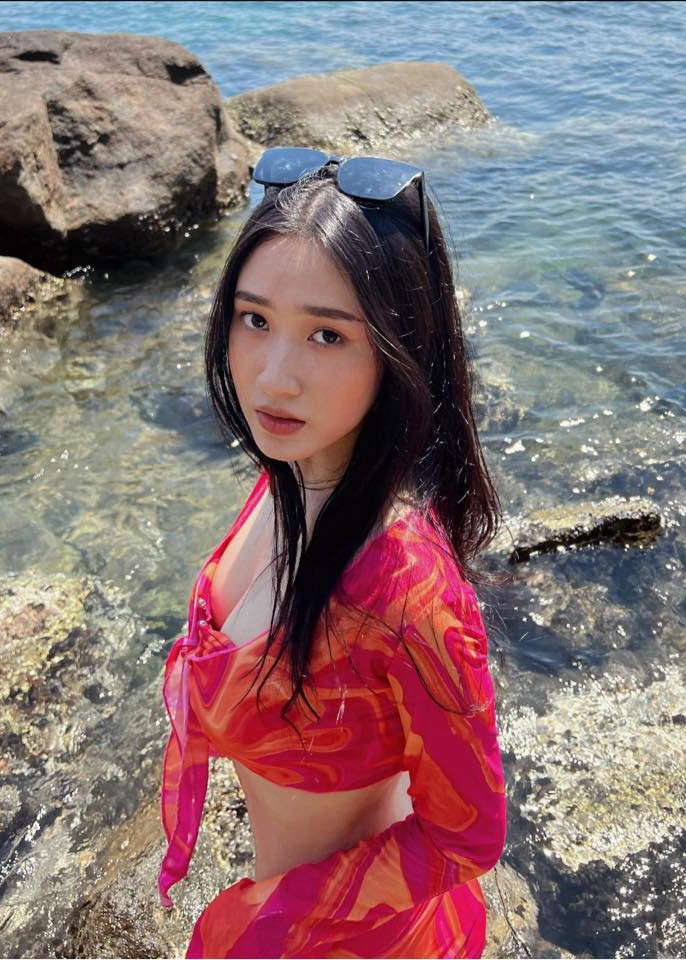 Trước đó, nữ diễn viên tham gia đóng trong một vài bộ phim ngắn, sitcom trên mạng.