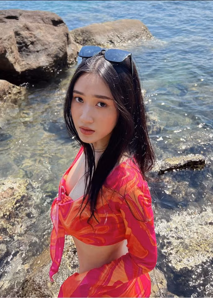 Trước đó, nữ diễn viên tham gia đóng trong một vài bộ phim ngắn, sitcom trên mạng.