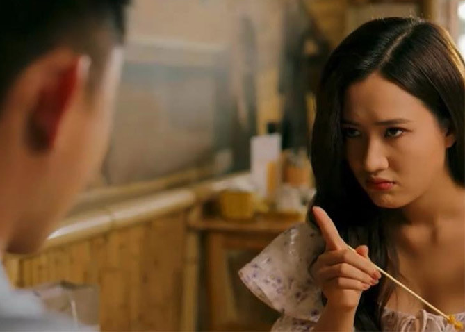 Trong phim "Làng trong phố", diễn viên Đào Phương Anh vào vai Nhung, em gái của Hùng, một cô gái thích ăn ngon, mặc đẹp nhưng lại lười lao động.