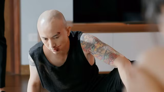 Nam diễn viên "Biệt dược đen" cạo trọc đầu để phù hợp với nhân vật ăn chơi của mình. Ảnh: VFC/Gia đình và Xã hội.