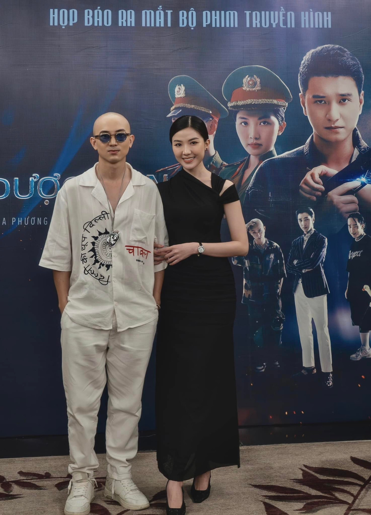 Mới đây, diễn viên Anh Vũ xuất hiện lạ lẫm với quả đầu trọc bóng loáng khiến đông đảo fan bất ngờ. Anh chia sẻ: "Song song với việc ca hát, em vẫn đóng phim nhé mọi người. Cả nhà đón xem bộ phim "Biệt dược đen" thuộc series Cảnh sát hình sự sau 4 năm vắng bóng nay chuẩn bị trở lại". Ảnh: FBNV.