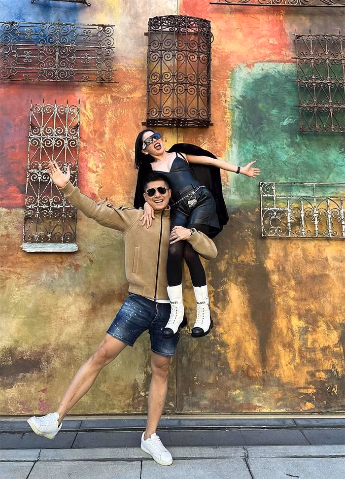 Mặc dù hơn người yêu cả một con giáp nhưng Lệ Quyên được chàng người mẫu rất chiều chuộng.