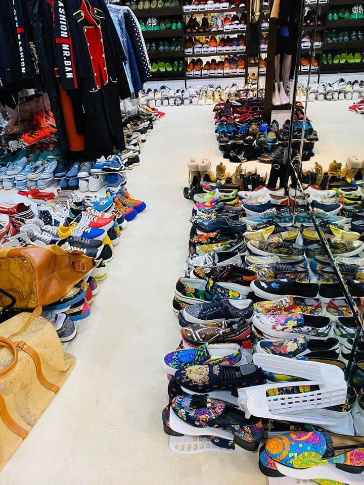 Bên cạnh dòng chia sẻ, Đàm Vĩnh Hưng còn khéo khoe loạt ảnh cận cảnh các căn phòng chất kín đồ hiệu như giày dép, túi xách, quần áo, nước hoa...